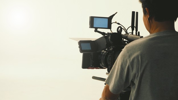 nos-bastidores-da-producao-de-video-no-grande-estudio-com-equipamentos-profissionais-como-tripe-de-camera-e-guindaste_258335-602
