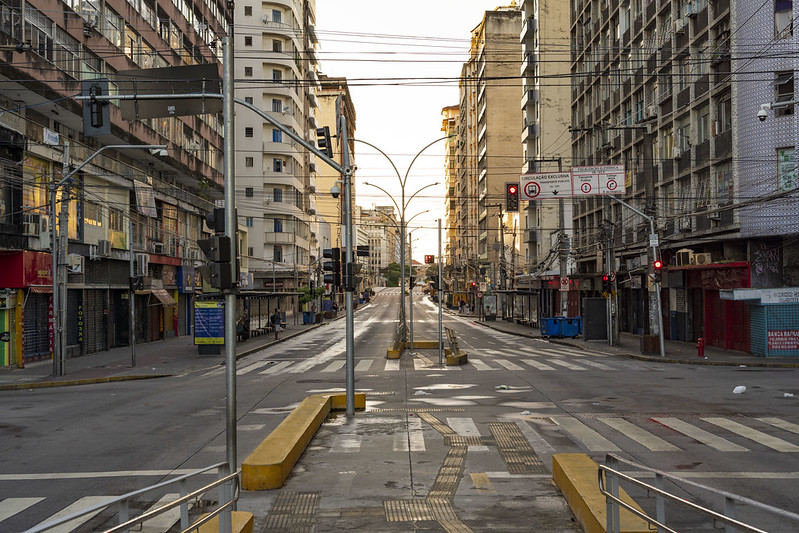 Avenida de grande movimento está vazia