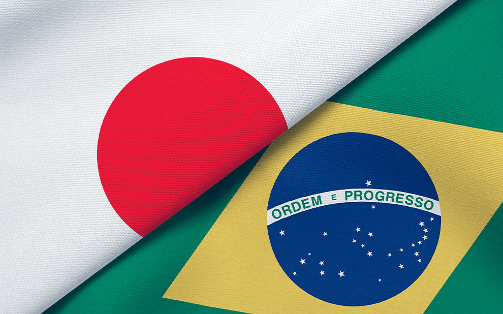 Bandeira do Brasil e do Japão dividindo a tela
