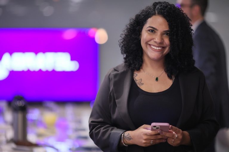 Amanda Salviano, assessora de Comunicação da Abratel