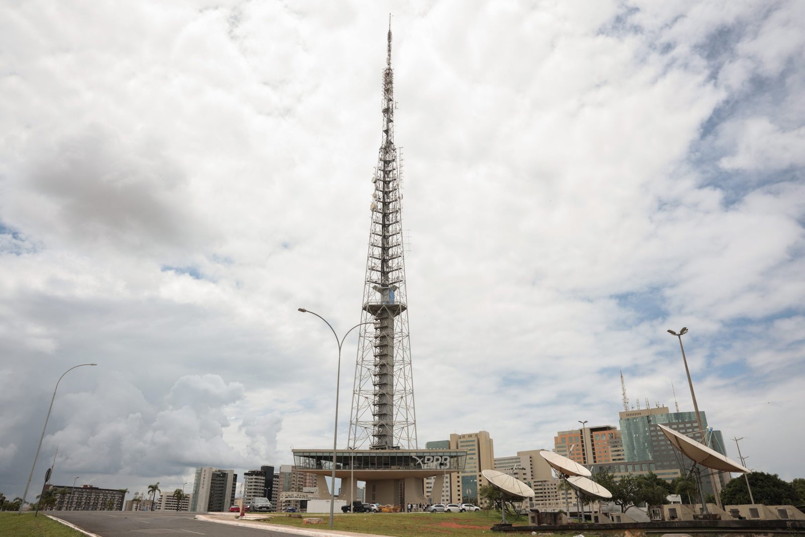 Montagem da primeira estação de TV 3